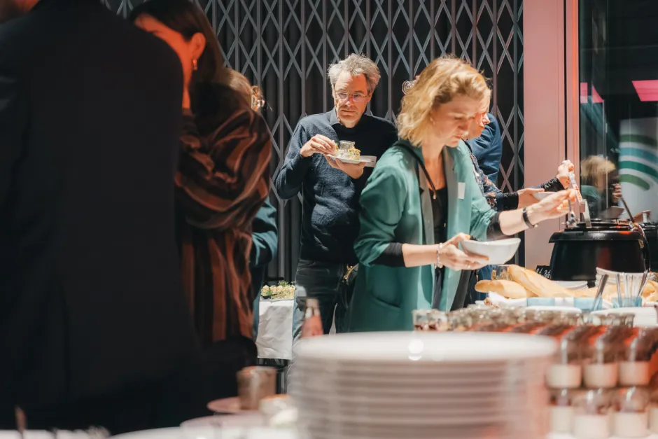 Blick vom Bufett auf Konferenzeteilnehmer*innen